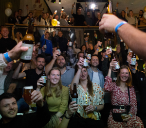 Proosten met liefhebbers van Brouwerij het Paleisje